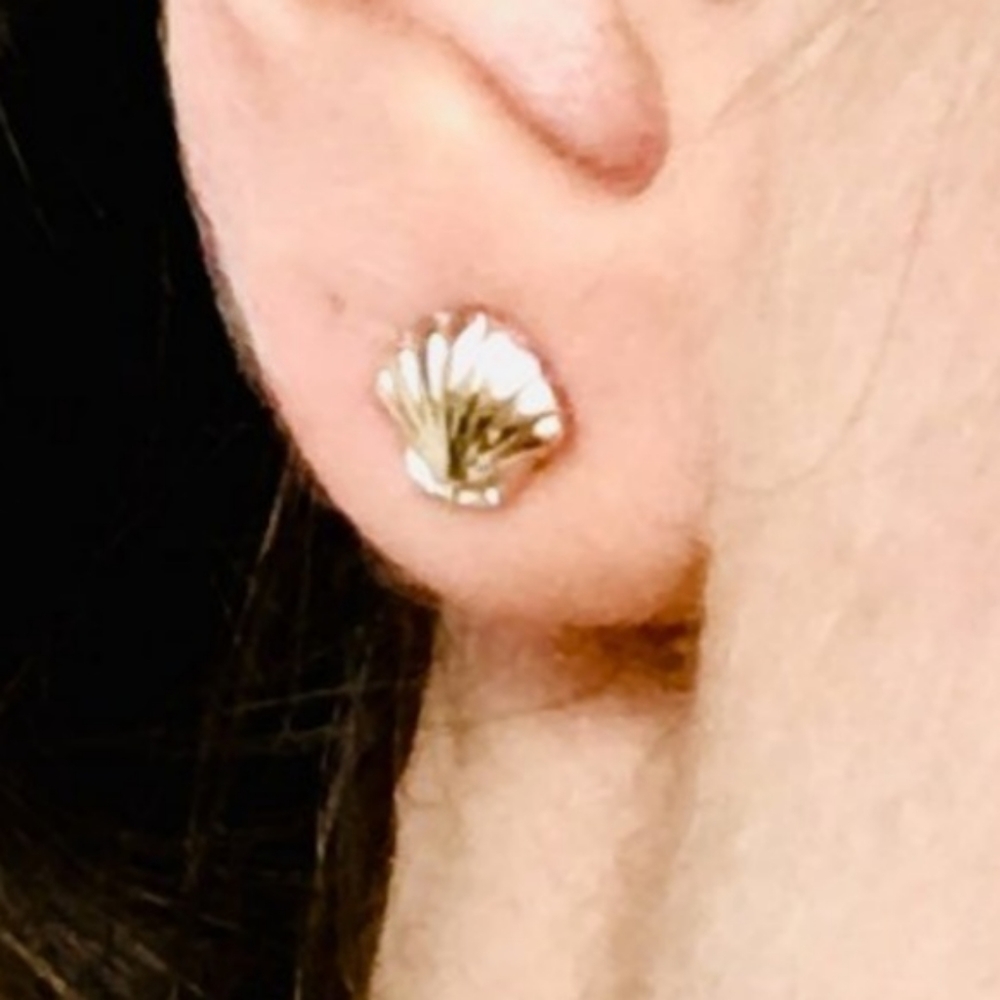Gold Goldtone Seashell Shell Stud Earrings - Picture 2 of 3
